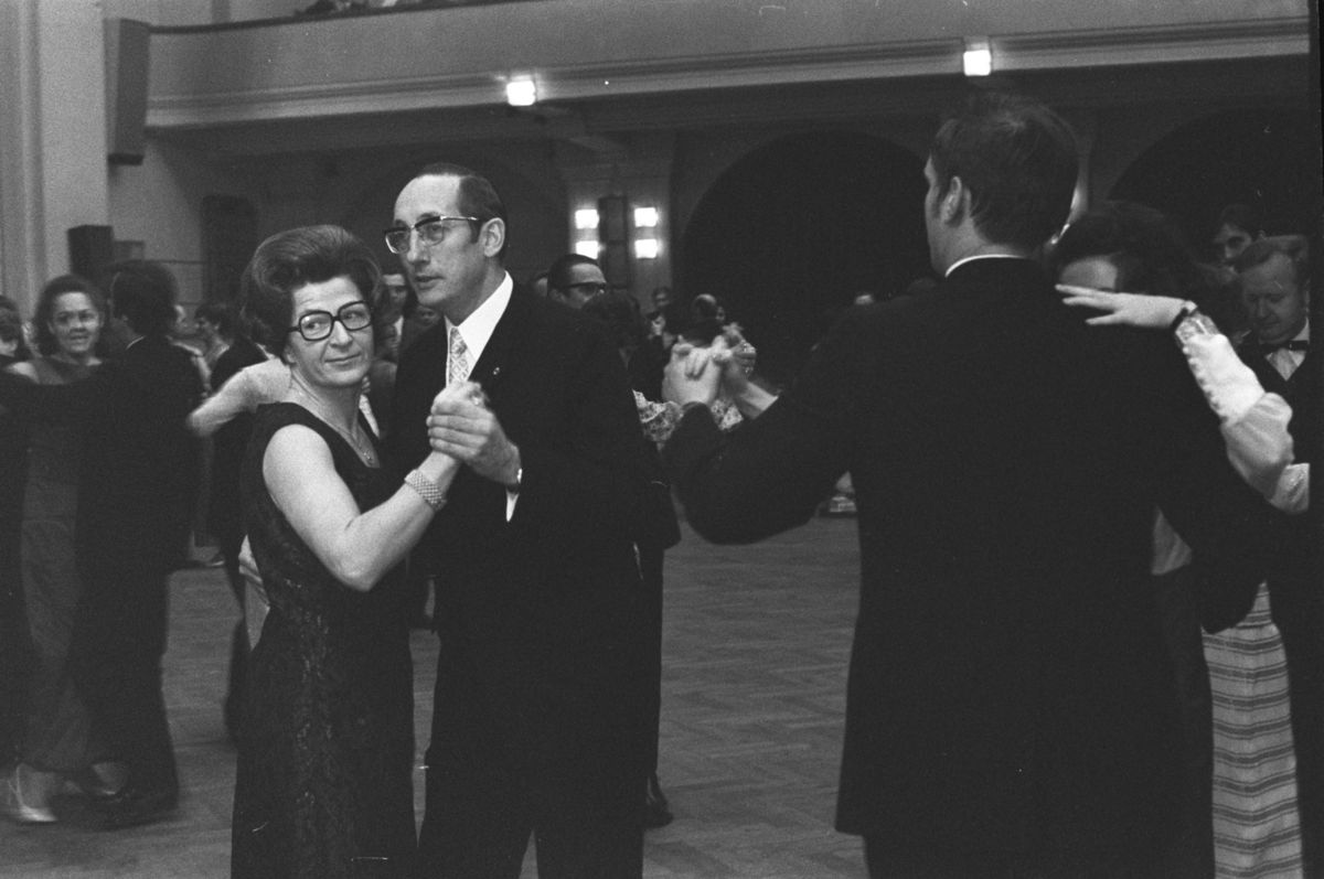 zur Vergrößerungsansicht des Bildes: Schwarz weiß Aufnahme von tanzenden Paaren