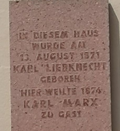 Zu sehen ist eine Gedenktafel am Geburtshaus Karl Liebknechts