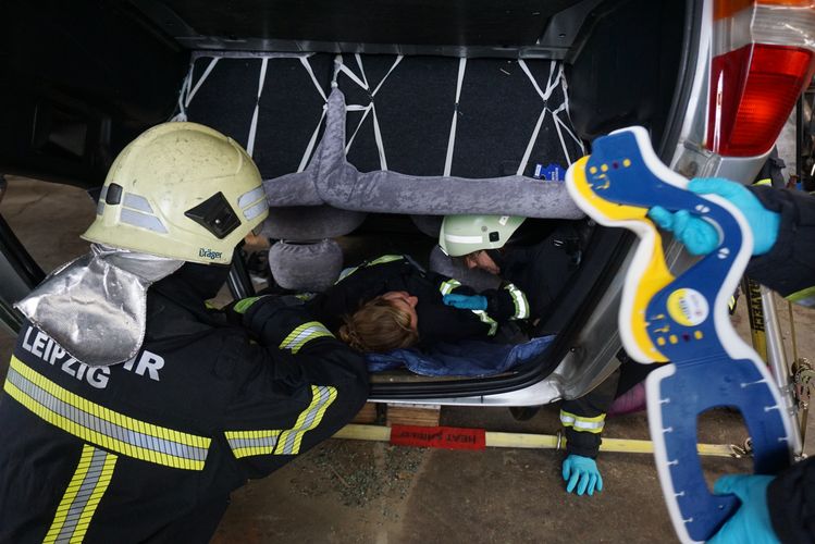 Eine Station zeigt, wie eine eingeklemmte Person aus einem verunfallten Pkw befreit und gerettet wird. Foto: ASB Landesverband Sachsen e.V.