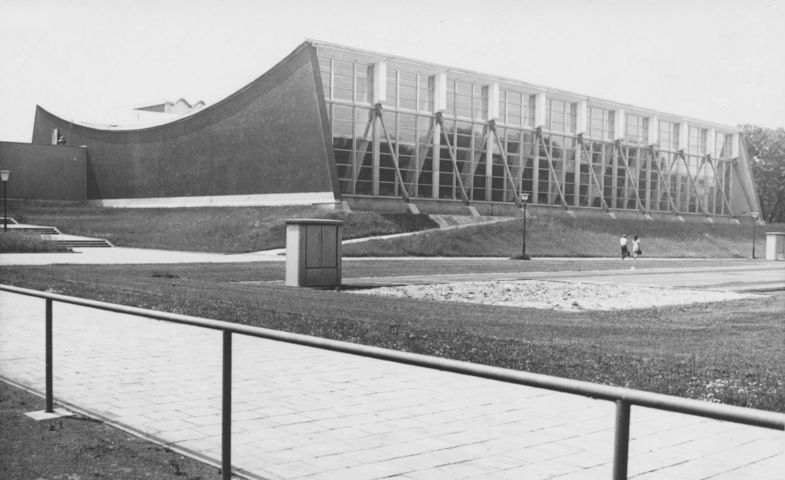 Die Schwimmhalle der Deutschen Sporthochschule für Körperkultur (DHfK) auf dem Campus Jahnallee 1972. Foto: Universitätsarchiv