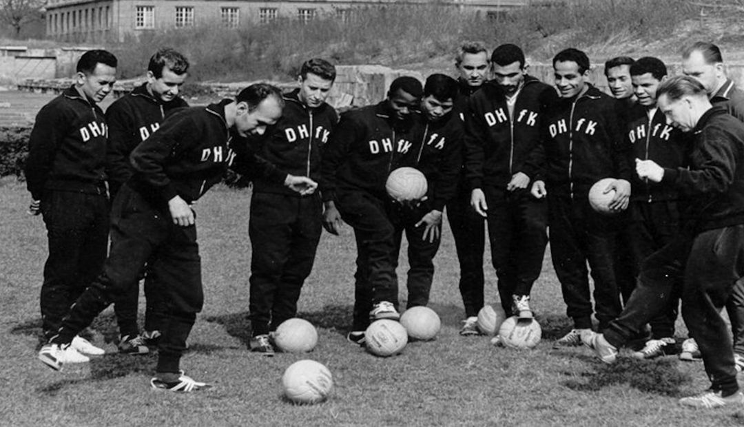 Schwarz-weiß-Foto mit Fußballern in DHfK-Trainingsanzügen.