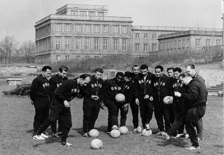 Schwarz-weiß-Foto mit Fußballern in DHfK-Trainingsanzügen.