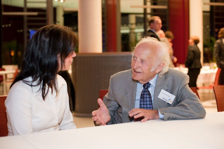 Das Bild zeigt Prof. Dr. Günther Sterba im Gespräch mit einer Studentin. 
