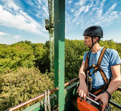 Der Auwaldkran dient der Beobachtungen der Veränderungen im Leipziger Auwald. Häufig auf ihm zu finden ist der Biologe Rolf Engelmann. Foto: André Künzelmann, UFZ Zu sehen ist Rolf Engelmann auf dem Aufwaldkran in luftiger Höhe zwischen Baumwipfeln