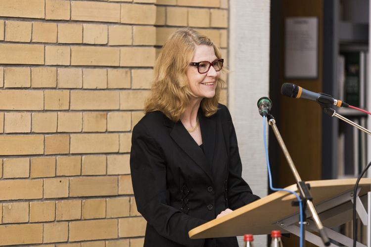 Das Bild zeigt Kanzlerin Prof. Dr. Birgit Dräger bei ihrer Amtseinführung im April 2015.