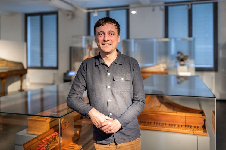 Auf dem Foto ist Stefan Hindtsche, der Leiter des Musikinstrumentenuseums, mit dem ältesten erhaltenen Clavichord der Sammlung zu sehen.