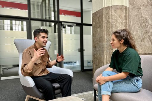 Menschenrechtsaktivist und Student Milad Ahmad Amanzai im Gespräch mit Helen Matthey von der Stabstelle Internationales