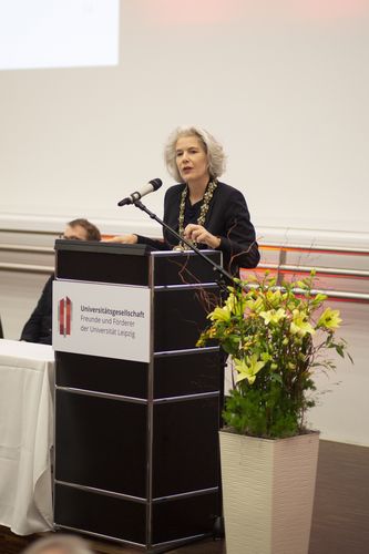 Zu sehen ist Rektorin Obergfell bei ihrer Rede zur Begrüßung der Festgesellschaft