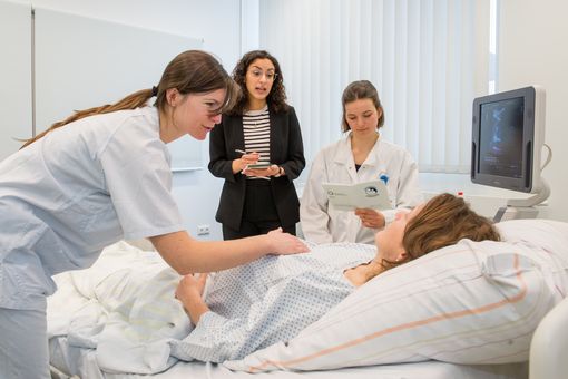 Szenarien aus der Geburtsmedizin werden im interdisziplinären Lehrprojekt geübt. Foto: Bodo Tiedemann