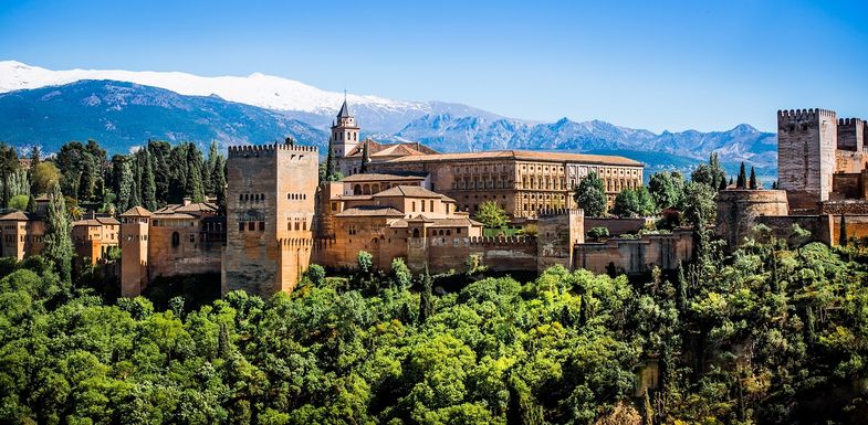 Zu sehen ist die Stadtburg Alhambra von Granada.