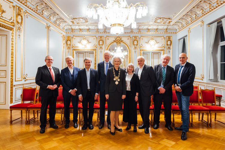 Am späten Nachmittag verabschiedete Rektorin Prof. Dr. Eva Inés Obergfell in einer universitätsinternen Veranstaltung im Alten Senatssaal die emeritierten Professor:innen der Alma mater, Prof. Dr. Gottfried Alber von der Veterinärmedizinischen Fakultät, Prof. Dr. Wieland Kieß von der Medizinischen Fakultät, Prof. Dr. Thomas Lenk und Prof. Dr. Uwe Vollmer von der Wirtschaftswissenschaftlichen Fakultät, Prof. Dr. Sebastian Lentz von der Fakultät für Physik und Erdsystemwissenschaften sowie Prof. Dr. Susanne Viernickel von der Erziehungswissenschaftliche Fakultät.