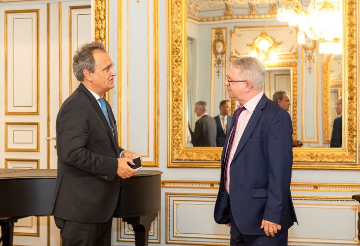 Zu sehen sind Thomas Hofsäss im Gespräch mit dem portugiesischen Botschafter, S. E. Francisco Ribeiro de Menezes, im Alten Senatssaal der Universität. 