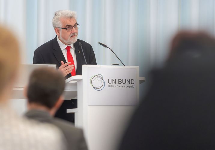 Armin Willingmann am Rednerpult.