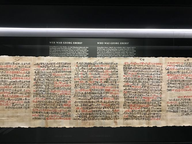 Zu sehen ist die Schriftrolle Papyrus Ebers im Schauraum der UBL.