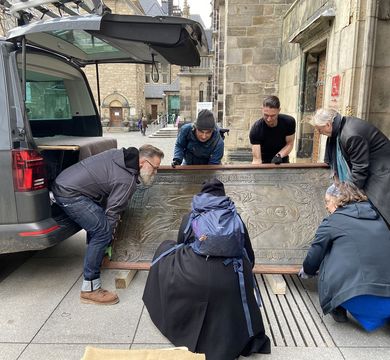 Die Grabplatte wird von der Thomaskirche abgeholt und in die Restaurationswerkstatt gebracht. 