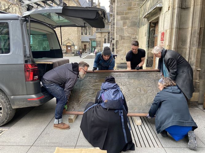 Die Grabplatte wird von der Thomaskirche abgeholt und in die Restaurationswerkstatt gebracht. 