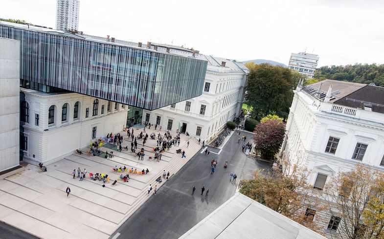 Das Bild zeigt einen Blick auf die Bibliothek der Universität Graz.