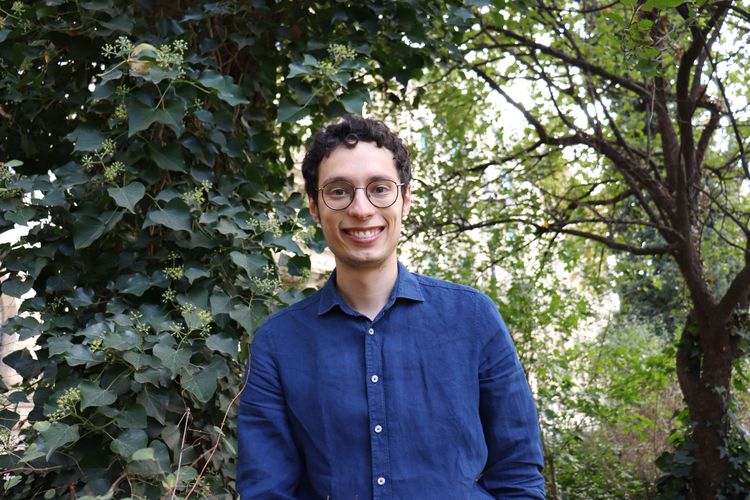 Auf dem Bild ist der neuberufene Juniorprofessor Dr. Niklas Häusle zu sehen.