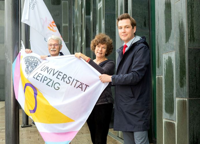 Dr. Husung, Prof. Schücking und Georg Teichert beim Hissen der Flagge
