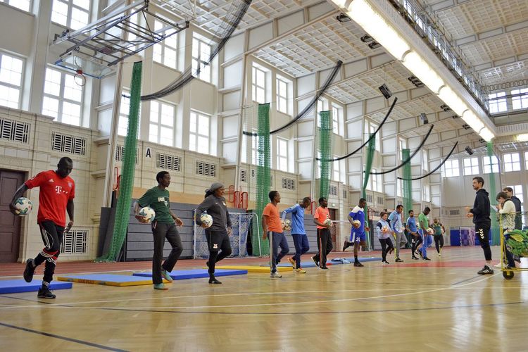 Das Foto zeigt Fußballer beim Balltraining in der Halle.