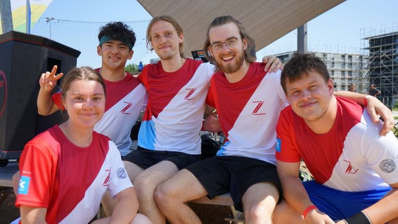 Sportler:innen lächeln in die Kamera