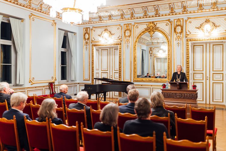 Rektorin Prof. Dr. Eva Inés Obergfell verabschiedete in einer universitätsinternen Veranstaltung im Alten Senatssaal die emeritierten Professor:innen der Alma mater. Foto: Christian Hüller