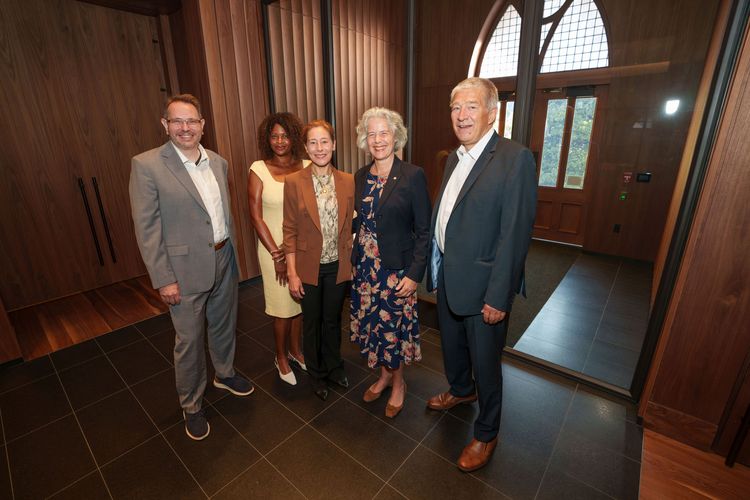 Nach der Unterzeichnung der Kooperationsvereinbarung mit der Vanderbilt University in der Kirkland Hall in Nashville, Tennessee: Jens Meiler, Tracy Denean Sharpley-Whiting, C. Cybele Raver, Eva Inés Obergfell und Matthias Middell