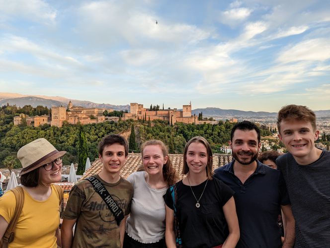 Zu sehen sind die Studierenden, im Hintergrund weiter entfernt zu sehen ist die Stadtburg von Granada