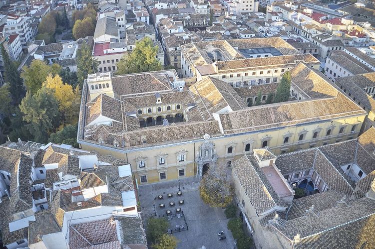 Zu sehen sind historische Gebäude der Universität Granada aus Luftperspektive