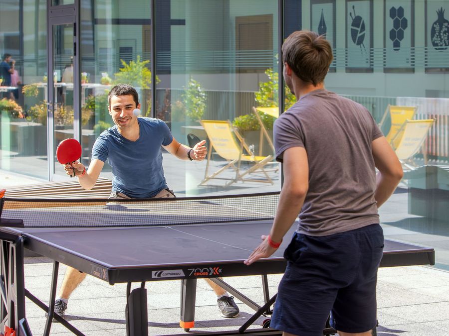 zur Vergrößerungsansicht des Bildes: Zwei junge Männer beim Tischtennisspielen.
