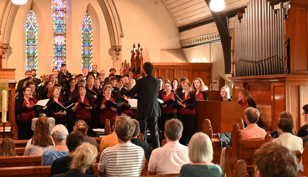 Zu sehen ist der Universitätschor während des ersten Konzerts in der lutherischen Kirche in Dublin.