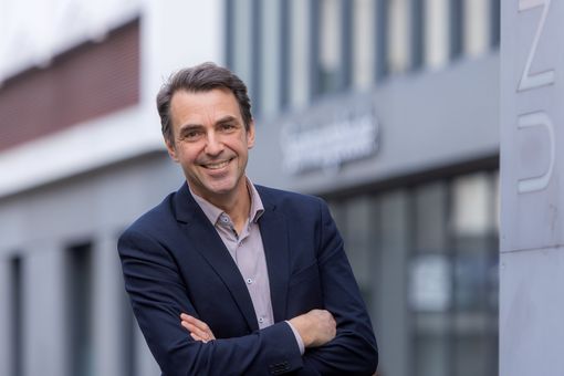 Zu sehen ist eine Porträtaufnahme von Prof. Dr. Moritz Reese
