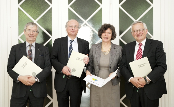Gruppenbild von Rektoren und Präsidenten mit Urkunden in der Hand