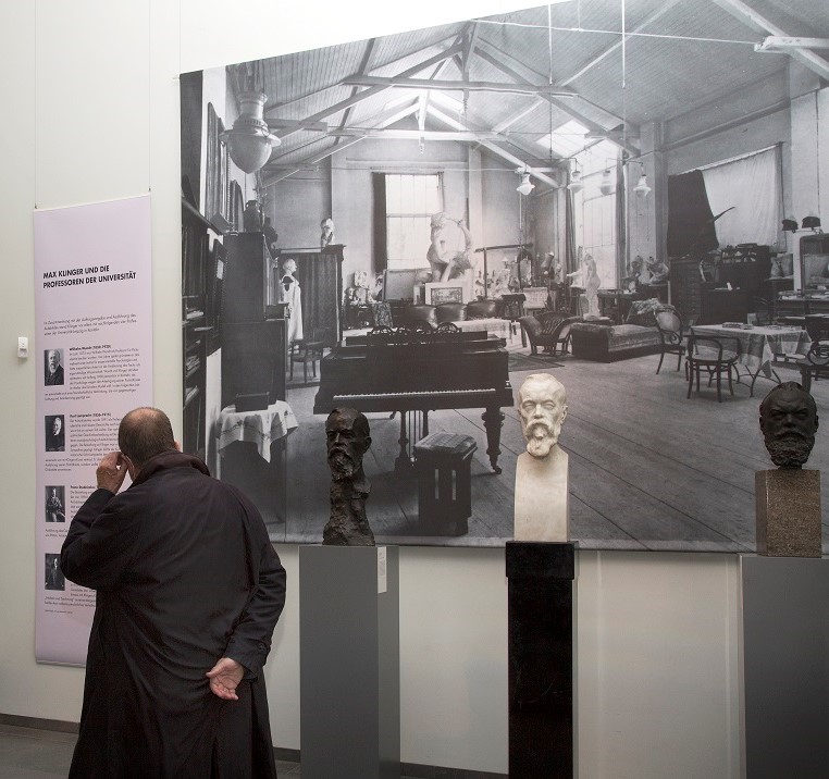 Das Foto zeigt einen Raum der Ausstellung "Max Klinger und die Universität Leipzig – Das verlorene Aulawandbild im Kontext"