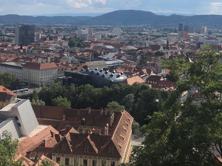 Zu sehen ist ein Blick vom Berg über die Altstadt von Graz
