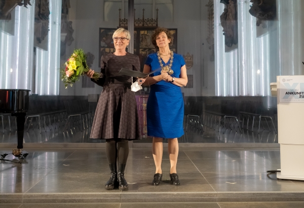 Charlotte Bauer erhält die Ehrenbürgerinwürde von Prof. Beate Schücking