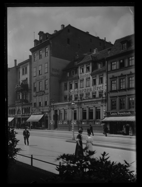 Historisches Foto der Goethestraße mit Hotel "Schwarzes Bret" und Theaterpassage vor 1905